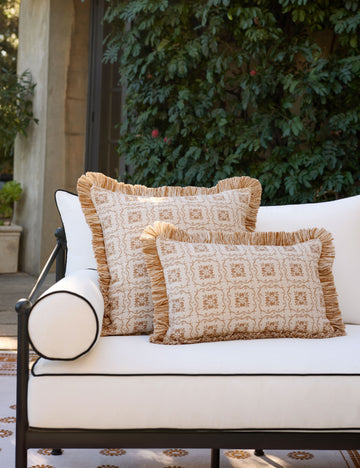 #color::deep-ochre #style::lumbar #style::square #fill-type::polyester
