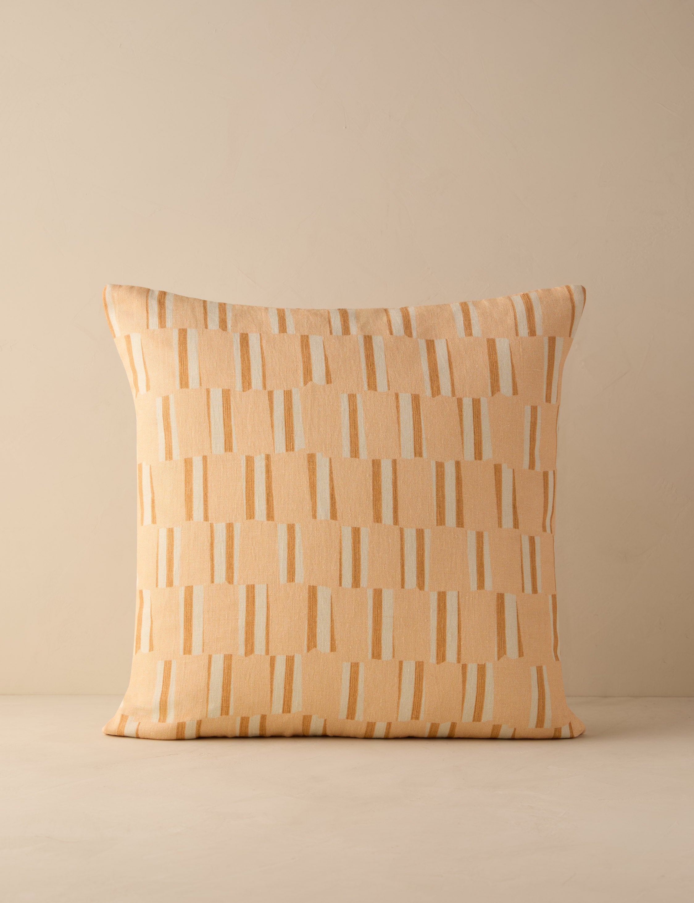 #color::peach #style::square #fill-type::pillow-cover-only #fill-type::with-feather-down-insert