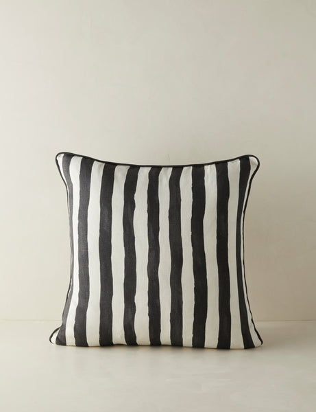 #color::black-and-ivory #style::square #fill type::with-feather-down-insert  #fill type::pillow-cover-only