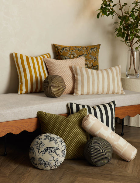 #color::black-and-ivory #style::square #fill type::with-feather-down-insert  #fill type::pillow-cover-only
